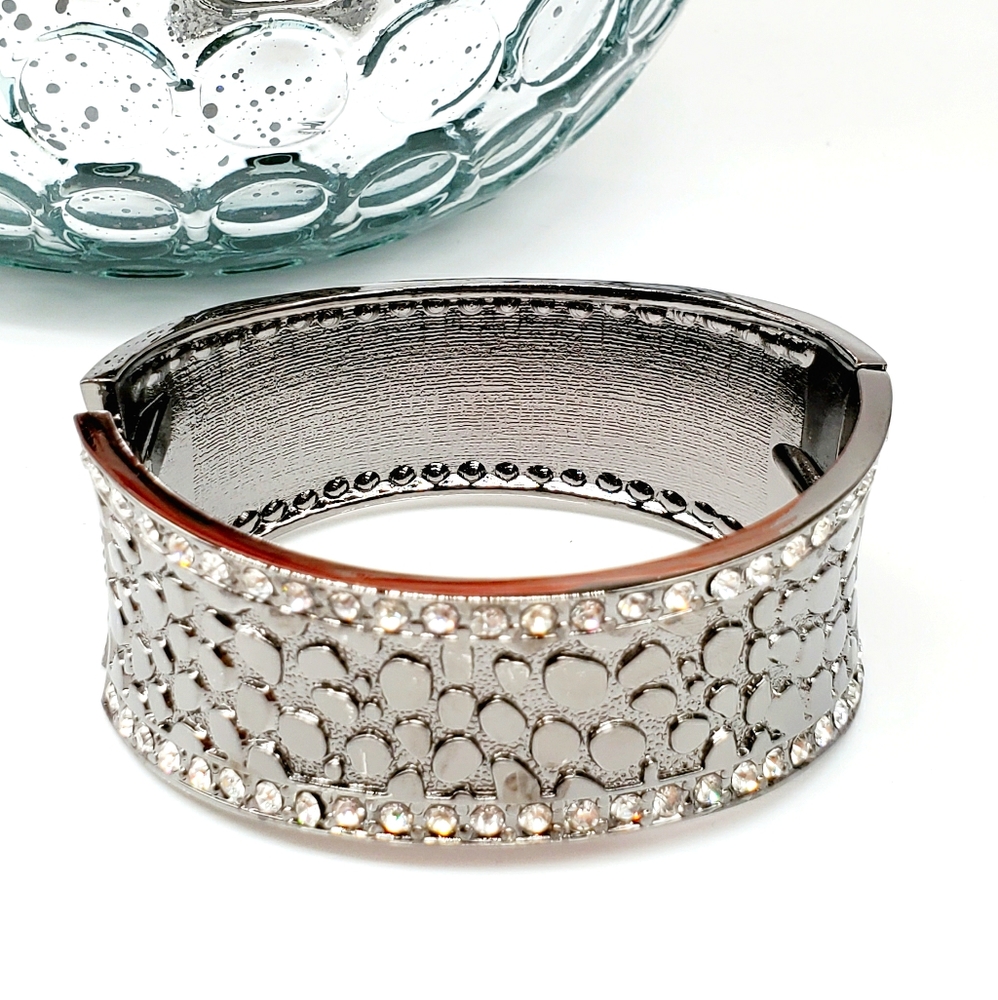 🌈 Gunmetal & Rhinestone Spring Bracelet NWT